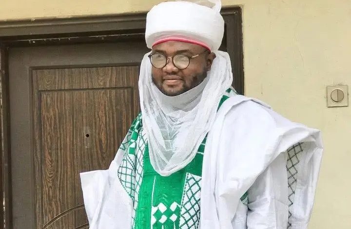Hoto na sabon Sarkin Katsinan Gusau, Alhaji Abdulkadir Ibrahim Bello, lokacin da aka naɗa shi sarki a jihar Zamfara.