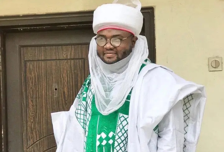 Hoto na sabon Sarkin Katsinan Gusau, Alhaji Abdulkadir Ibrahim Bello, lokacin da aka naɗa shi sarki a jihar Zamfara.