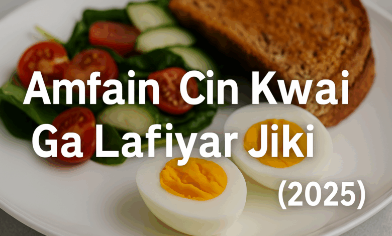 Kwai da aka dafa a faranti tare da bread da kayan lambu a gefe.