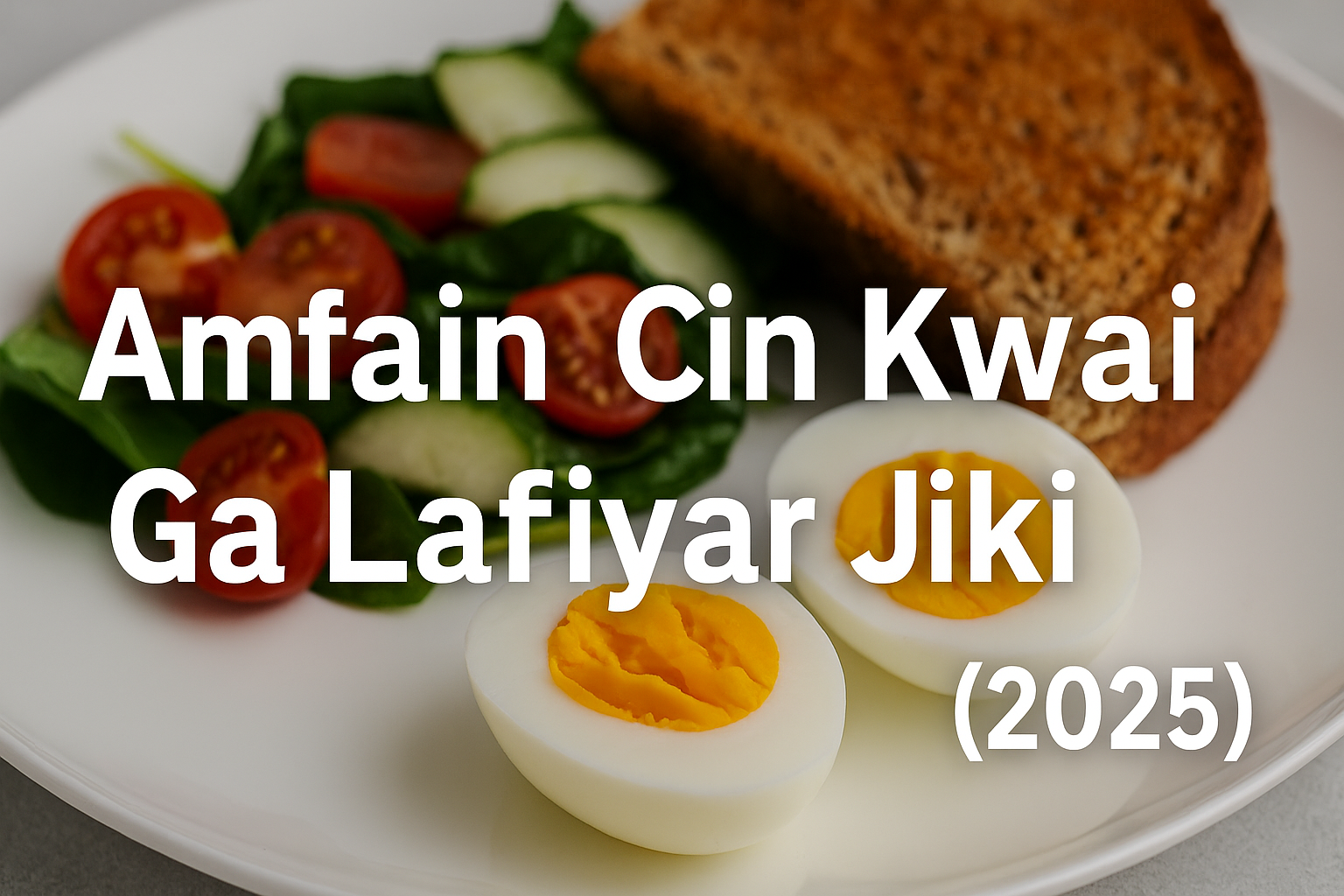 Kwai da aka dafa a faranti tare da bread da kayan lambu a gefe.
