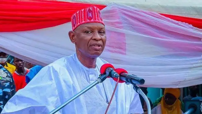 Tubabbun yan daba a Kano suna sauraron wa’azi daga hukumomi da malamai.