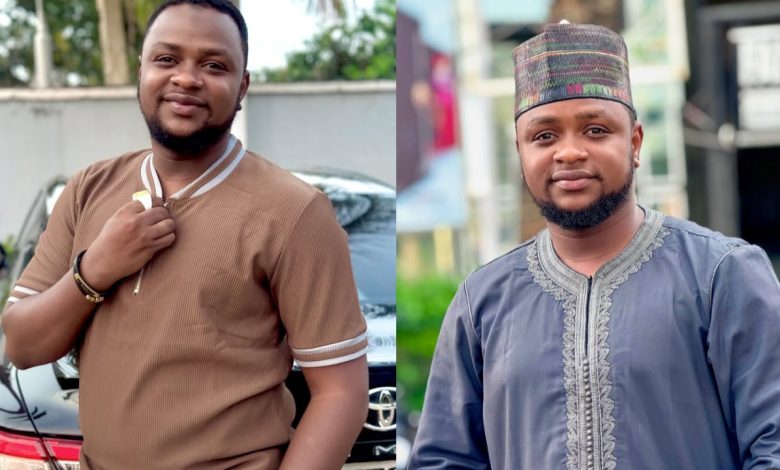 Baba Sadiq ya dauki hoton Selfie tare da wasu jaruman Kannywood masu murmushi a wani wurin da aka shirya fim, sanye da kayan gargajiya na Hausa - wanda ke nuna nasarar samun nasara a shafukan sada zumunta ta hanyar samun kudin shiga na Facebook.