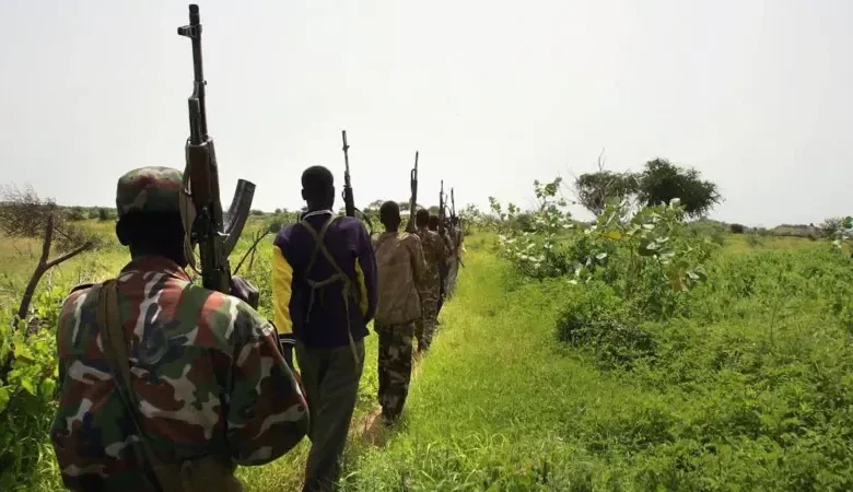 Hoton jami’an tsaro suna tsaye a wani gari na Jihar Katsina yayin wani taron sulhu da yan bindiga da suka tuba.
