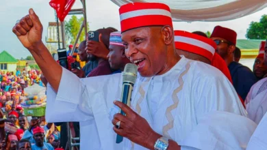 ɗalibai a aji suna murna bayan NECO 2025 yayin da Jihar Kano ta bayyana nasarar yawan masu cin jarabawa.