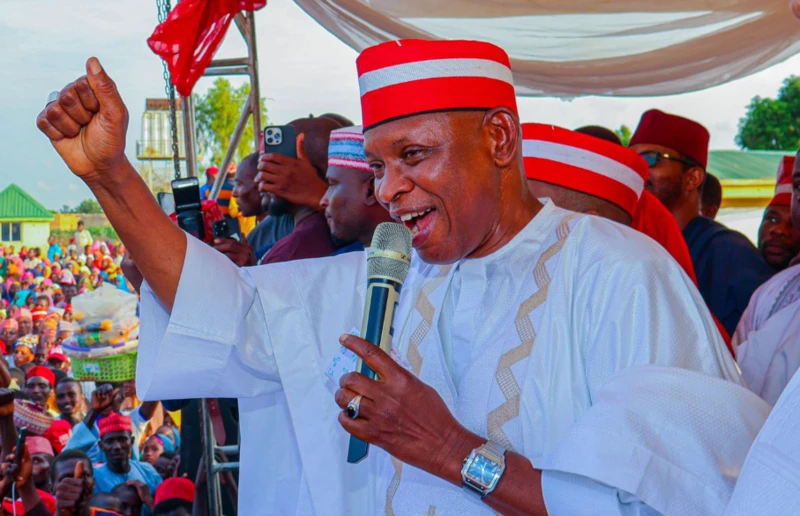 ɗalibai a aji suna murna bayan NECO 2025 yayin da Jihar Kano ta bayyana nasarar yawan masu cin jarabawa.
