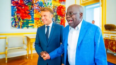 Bola Tinubu da Shugaban Faransa Emmanuel Macron suna musayar gaisuwa a fadar Elysee, birnin Paris.