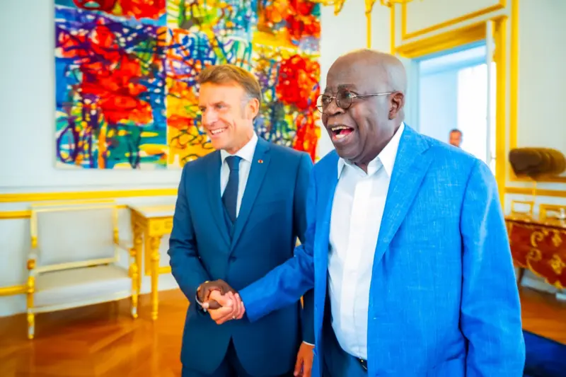 Bola Tinubu da Shugaban Faransa Emmanuel Macron suna musayar gaisuwa a fadar Elysee, birnin Paris.