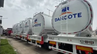 Taron rikici tsakanin Dangote Da NUPENG kan rarraba mai a Najeriya tare da hoton tankunan mai a refinery.