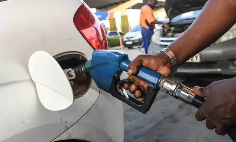 Motoci suna tsaye a tashar mai yayin da gwamnati ta sanar da ƙarin haraji 5% kan fetur da dizil a Najeriya