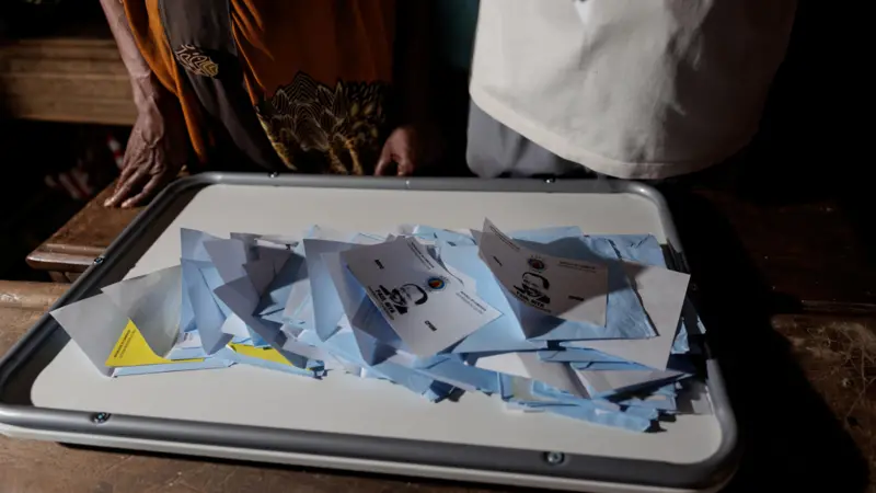 Majalisar Tsarin Mulki Ta Kamaru Za Ta Fitar Da Sakamakon Zaɓen Shugaban Ƙasa a Litinin