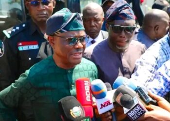 Ba zan bari a gina filin da ba shi da takardu ba – Ministan Abuja Wike